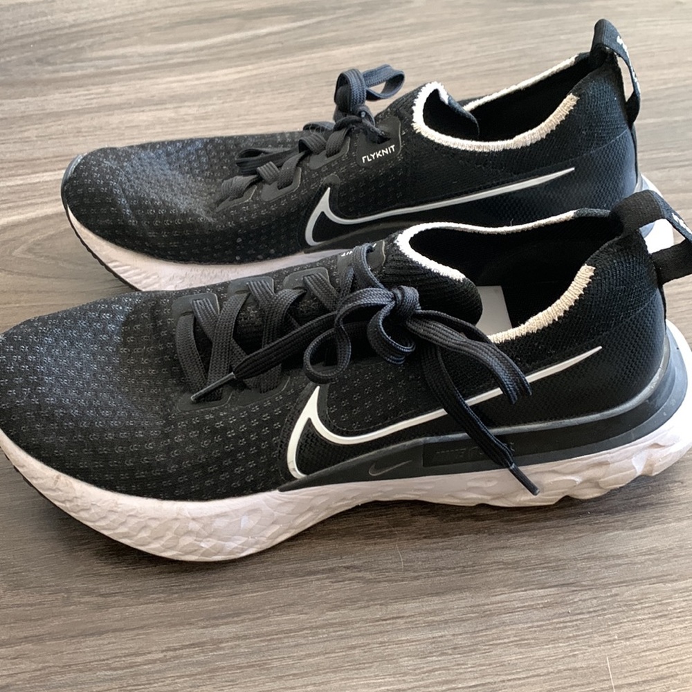 Nike Women’s Flyknit Running Sneaker (Size 8.5)